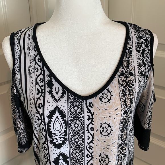 CLEO WOMEN’S V-NECK TOP w/ OFF THE SHOULDER SLEEVES - Picture 5 of 16